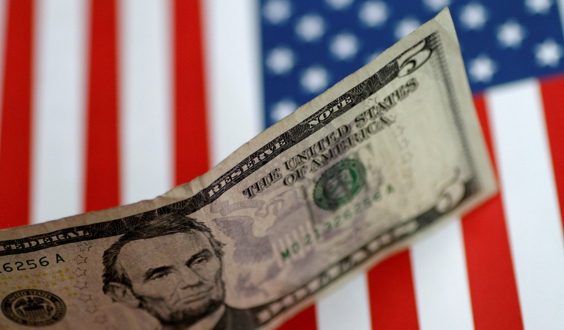 Dólar opera em alta e bate R$ 5,68 nesta sexta
