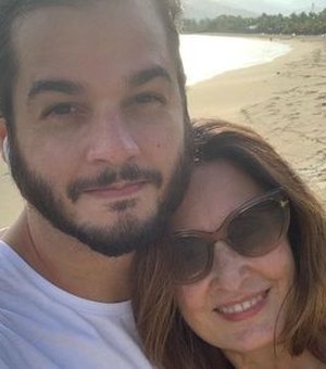 Fátima Bernardes caminha com Tulio na praia após cirurgia