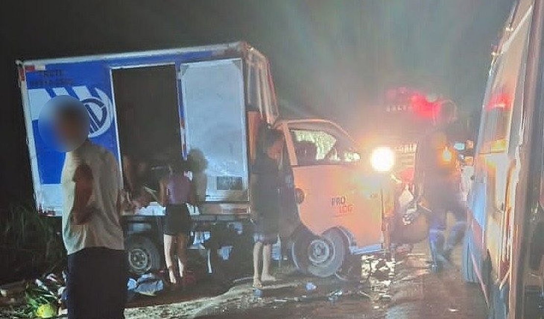 Acidente entre carro e caminhão deixa um morto e sete feridos na AL-105