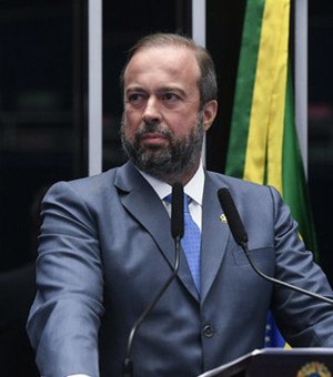 Ministro de Minas e Energia articula mudar política de preços adotada pela Petrobras
