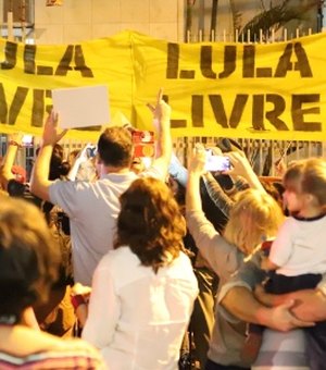 Manifestantes pró-Lula protestam em frente do prédio de Cármen Lúcia em BH