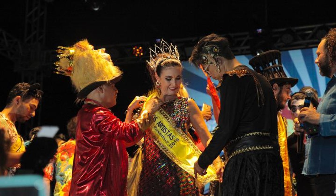 Ao lado de Túlio, Fátima Bernardes é coroada rainha de baile no Recife
