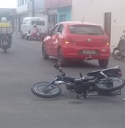 Motociclista não respeita sinalização em cruzamento e colide contra carro