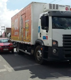 Colisão entre caminhão e carro de passeio deixa trânsito lento no centro de Arapiraca