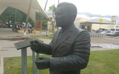 Vândalos roubam réplica de telegrama da estátua de Esperidião Rodrigues 