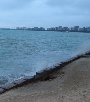 Capitania dos Portos alerta para ressaca do mar com ondas de até 2,5 metros
