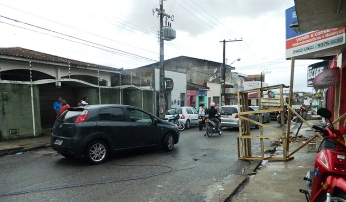 Caminhão puxa fiação e derruba marquise de casa no Centro de Arapiraca