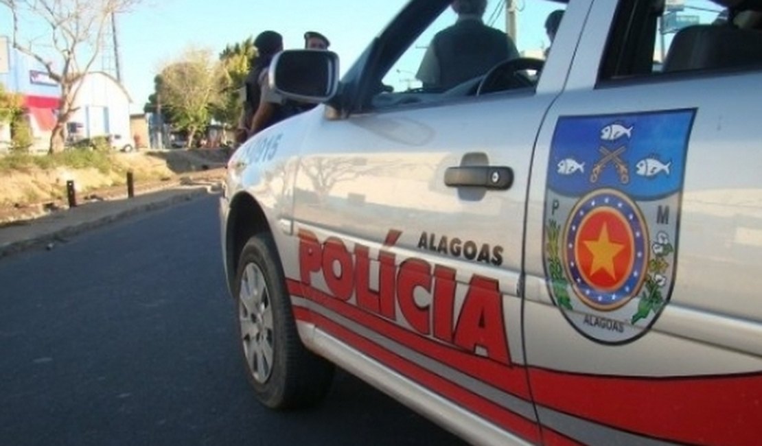 Condutor é detido com arma de fogo dentro de veículo em Maceió
