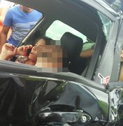 Motorista fica preso às ferragens após colisão com ônibus de turismo