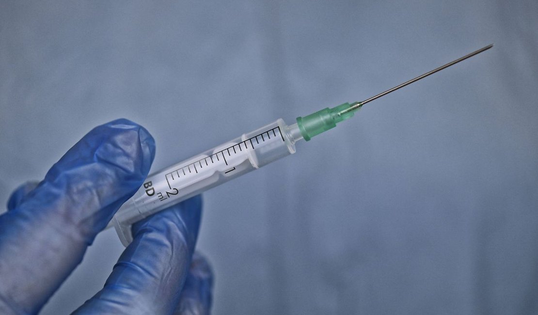 Diretoria da Anvisa aprova uso emergencial de vacinas contra covid