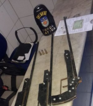Jovens são presos com três armas artesanais escondidas em residência