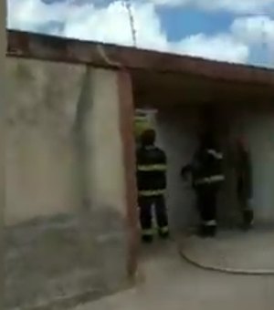 Residência pega fogo após explosão no bairro Eldorado