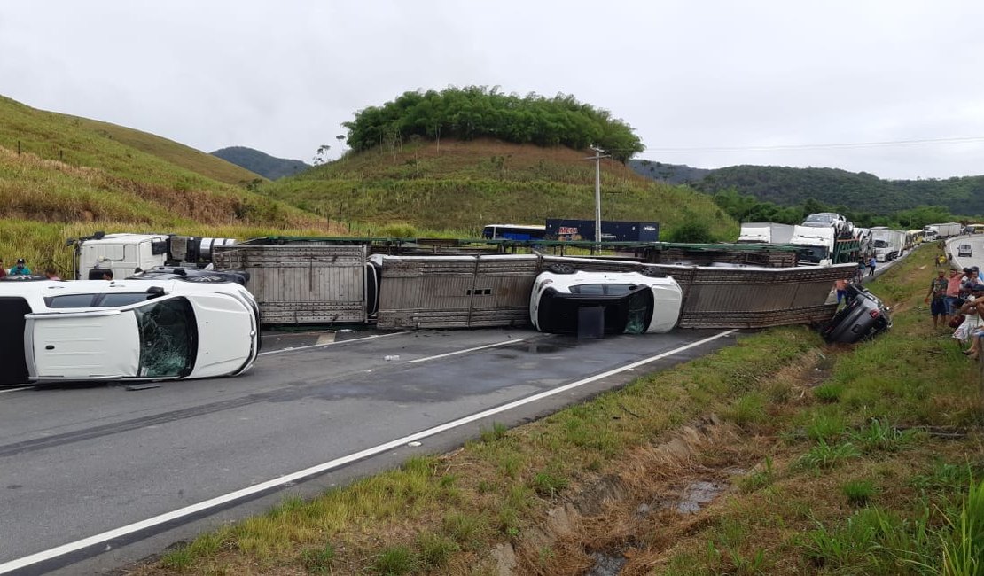 Caminhão-cegonha tomba com dez veículos e deixa trânsito congestionado na BR-101, em Flexeiras