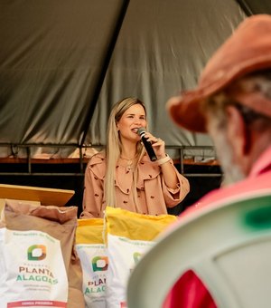 Prefeita Ceci Rocha entrega sementes aos produtores para fortalecimento da agricultura familiar