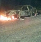 Homem acende isqueiro enquanto colega abastece tanque e carro explode no Sertão