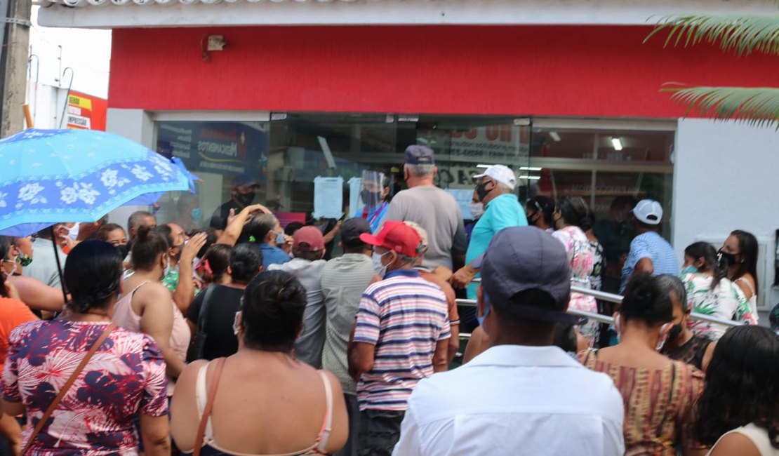 Prova de vida obrigatória faz agência bancária lotar em Maragogi