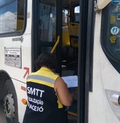 Fiscais vistoriam condições de ônibus coletivos nos terminais