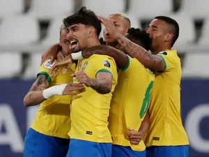 Possível saída de Paquetá do Lyon pode render valor milionário ao Flamengo