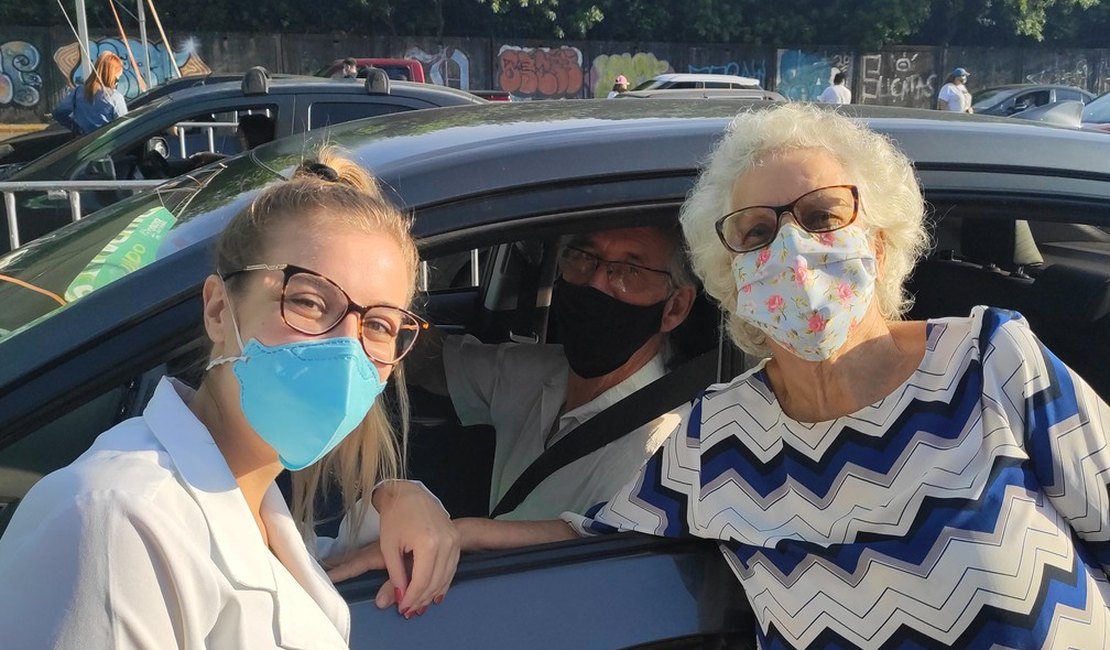 Estudante de enfermagem vacina avós contra a Covid durante reencontro em drive-thru