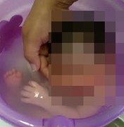 Bebê de sete meses morre afogado em balde com água
