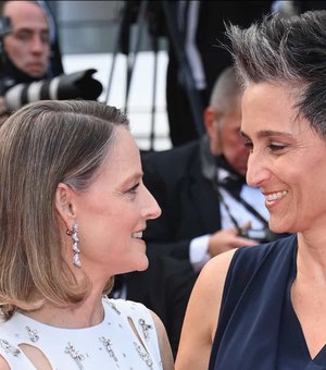 Jodie Foster e a mulher trocam beijo apaixonado no Festival de Cannes