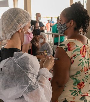 Mulheres são maioria da população vacinada em Maceió