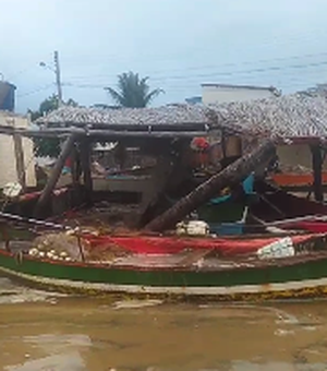 [Vídeo] Canoas e barracas de pescadores  são atingidas com maré alta e ventos fortes na praia do Peba