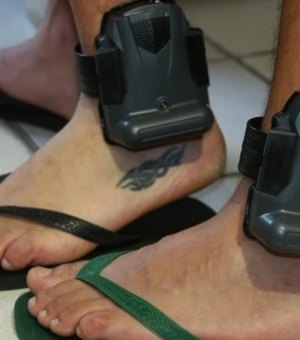 Polícia encontra tornozeleira eletrônica jogada