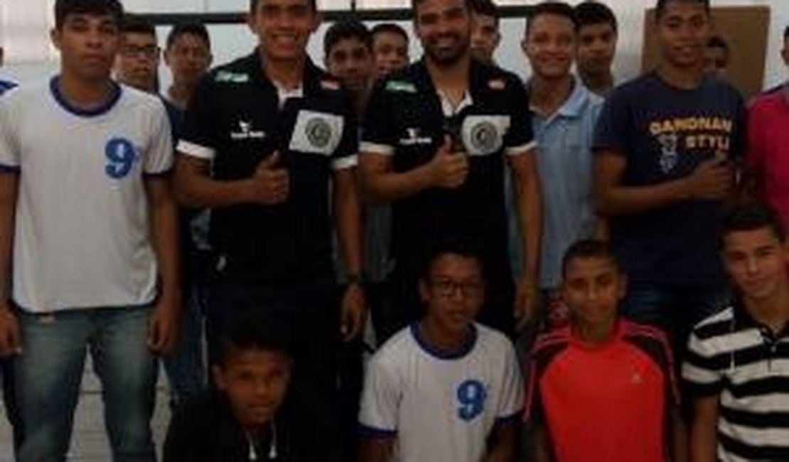 Jogadores do ASA conversam com alunos de escola municipal em Arapiraca