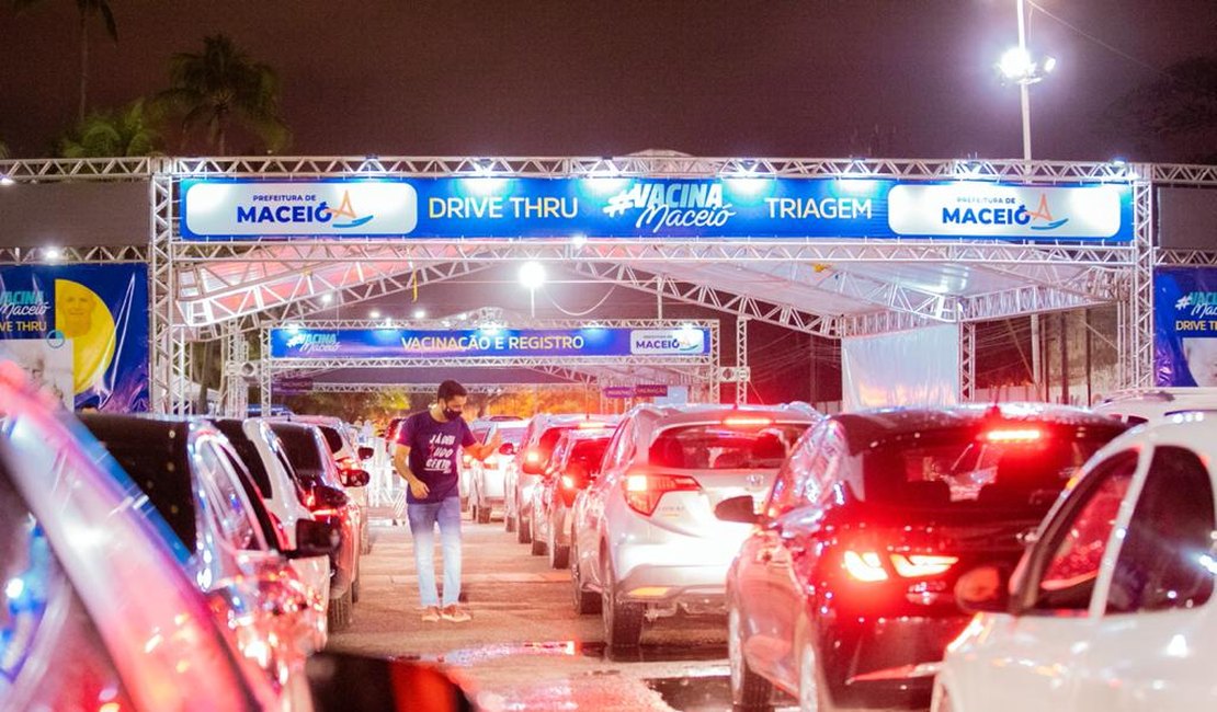 JHC acompanha corujões de vacinação em Maceió