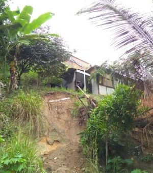 Chuvas provocam deslizamento e barreira cai sobre casa em Maceió