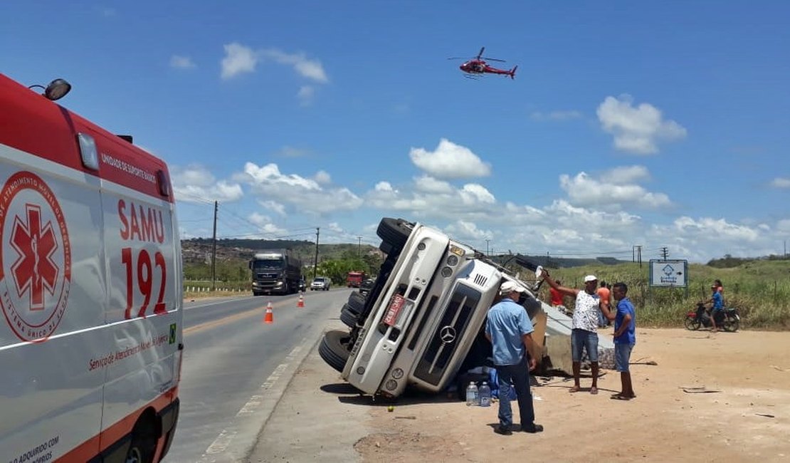 Caminhão tomba e motorista fica preso às ferragens na BR-101