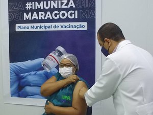 Técnica de enfermagem é a 1ª vacinada contra Covid-19 em Maragogi