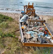 Pescadores recolhem lixo em praias da cidade de Paripueira 