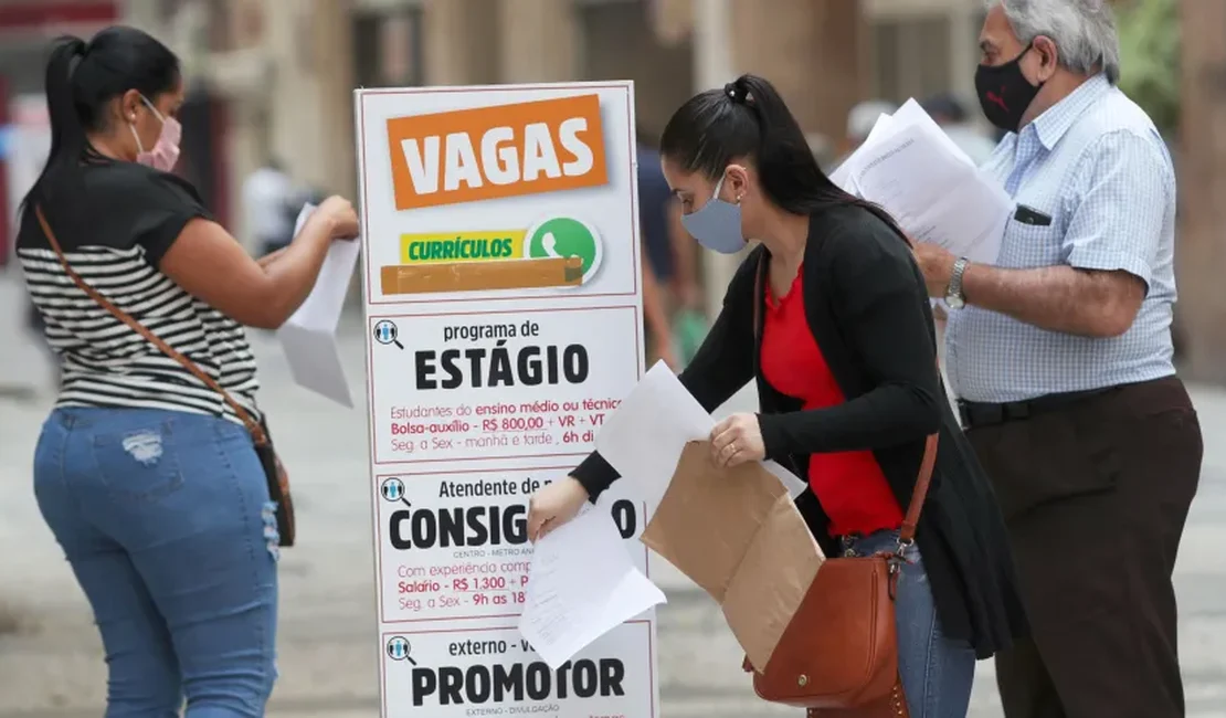 Taxa de desemprego cai para 9,8% no trimestre encerrado em maio, diz IBGE