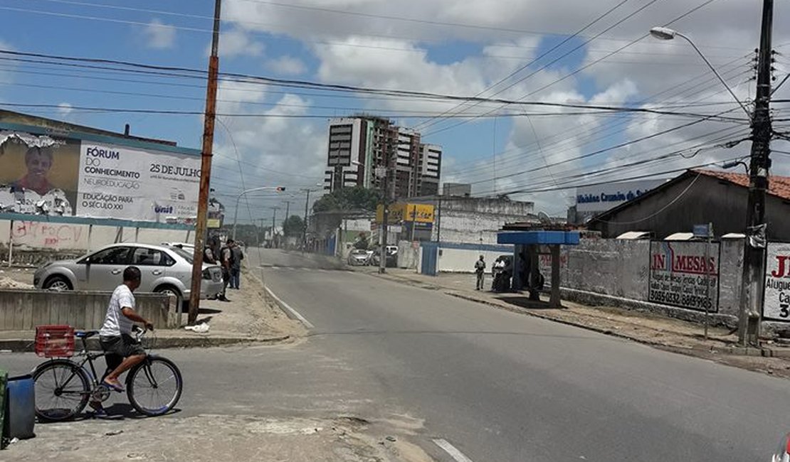 Moradores bloqueiam avenida para cobrar reinstalação de semáforo 