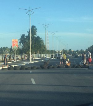 Ambulantes fecham avenida em protesto ao cadastro para vendas no Maceió Verão