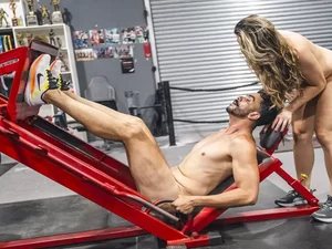 Influencers treinam nus em academia de São Paulo: 'Queima mais calorias'