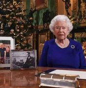 Rainha Elizabeth ignora Harry e Meghan Markle em foto natalina
