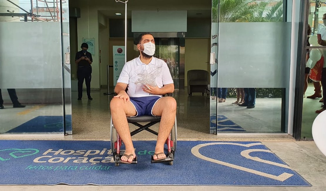 [Vídeo] Denys Reis deixa hospital após se recuperar da Covid-19