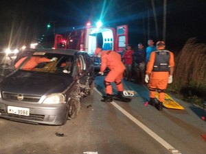 Colisão frontal entre carros deixa dois feridos em Japaratinga