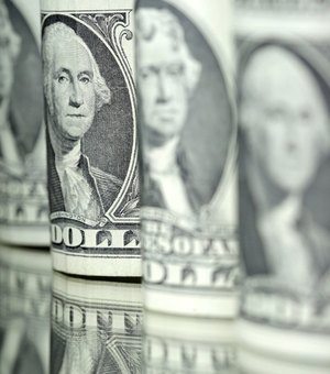 Dólar opera em alta, negociado perto de R$ 5,50