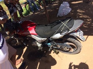 Homem perde controle de moto, cai de ponte e morre em Penedo