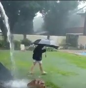 [Vídeo] Mãe flagra filho sendo atingido por raio durante banho de chuva