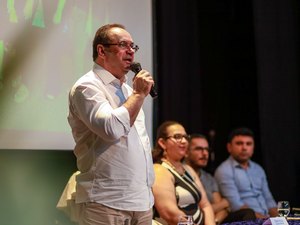 Prefeito Luciano Barbosa anuncia concurso público para Arapiraca durante posse de gestores escolares