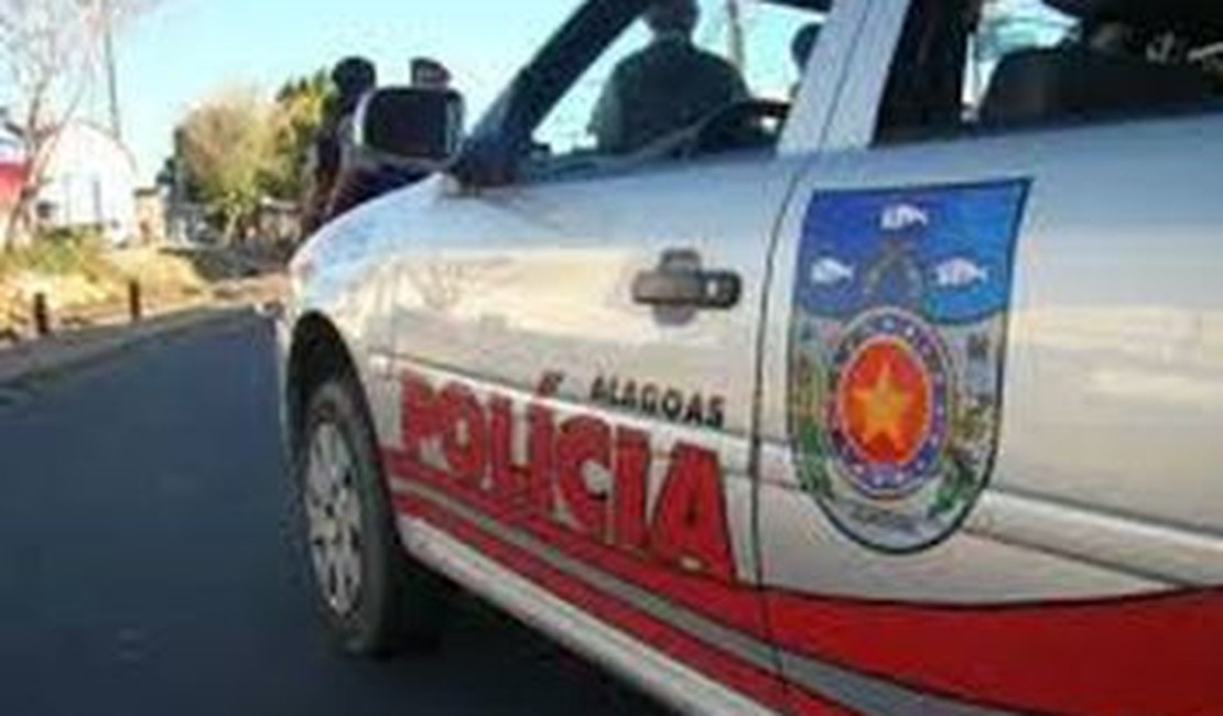 Polícia encontra arma e drogas em residência do bairro do Jacintinho 