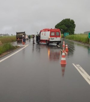 Ambulância colide com caminhão na AL 101 Sul, na Barra de São Miguel 