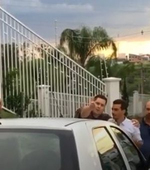 [Vídeo] Homem que ofendeu motoboy já atirou pedra em carro de vizinha