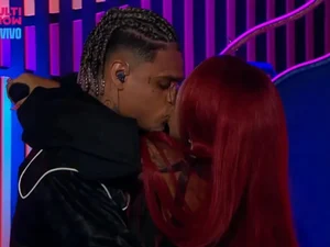 MC Cabelinho dá beijão em affair ao vivo e atualiza status da relação