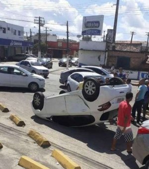 Após colisão entre veículos, carro capota no bairro do Poço